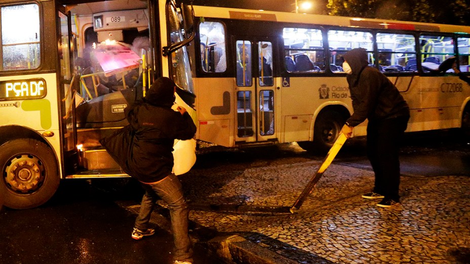 Rio de Janeiro - Manifestantes mascarados que se infiltraram no protesto pacífico dos professores, tentam destruir um ônibus - (07/10/2013)