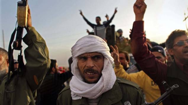 Rebeldes avançam na linha de frente contra as forças do governo líbio