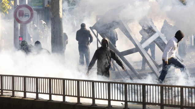 Franceses enfrentam a polícia durante protesto contra a reforma da previdência, em Nanterre, França
