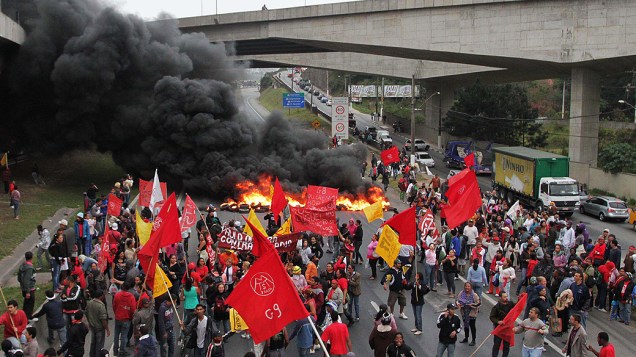 Manifestação de sem-teto interdita os dois sentidos da rodovia Régis Bittencourt em Embu das Artes, na Grande São Paulo