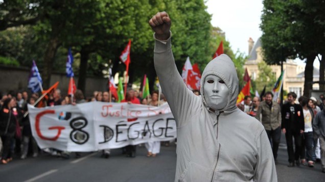 Em Caen, França, manifestantes protestam contra reunião do G8 que está acontecendo em Deauville
