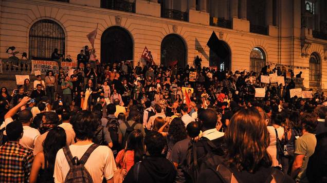 Manifestantes se reúnem na frente da Câmara Municipal do Rio na segunda-feira, 13 de agosto