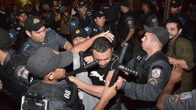 Confronto entre policiais e manifestantes em frente ao Palácio Guanabara, Zona Sul do Rio de Janeiro, nesta segunda-feira