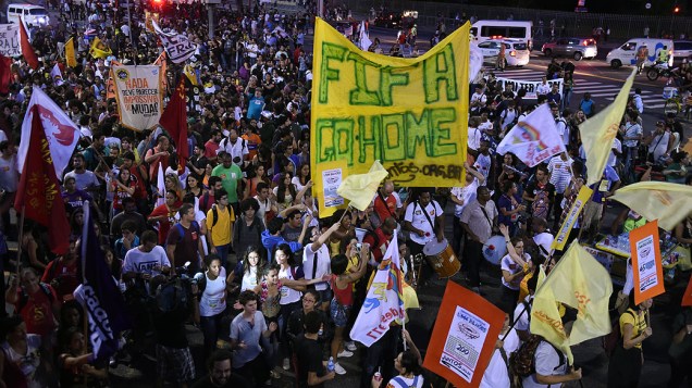 Manifestantes protestam contra a Copa do Mundo no Rio de Janeiro