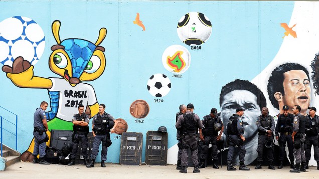 Polícia de choque se reúne para a Copa das Confederações antes da partida final entre Brasil e Espanha no Maracanã no Rio de Janeiro