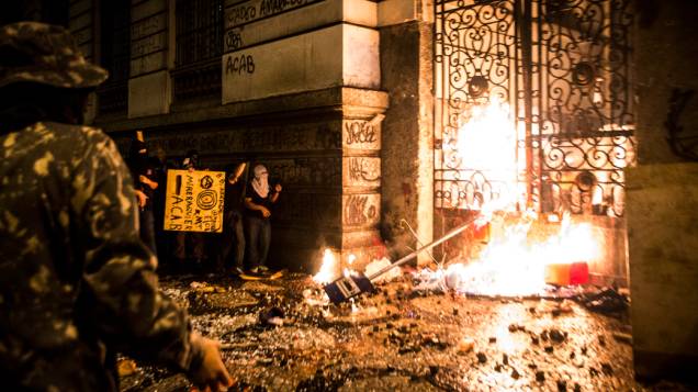 Manifestantes mascarados que se infiltraram no protesto pacífico dos professores, lançam pedras e coquetéis molotov no Palácio Tiradentes, sede da Assembleia Legislativa