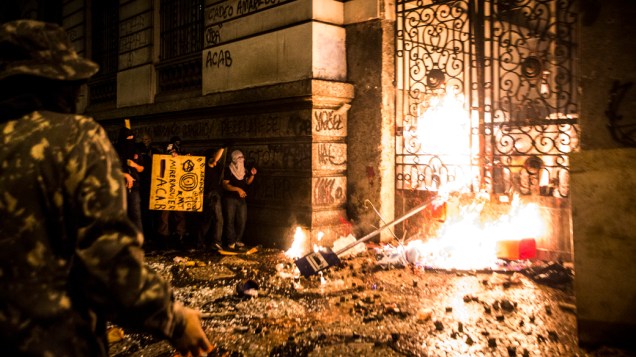 Manifestantes mascarados que se infiltraram no protesto pacífico dos professores, lançam pedras e coquetéis molotov no Palácio Tiradentes, sede da Assembleia Legislativa