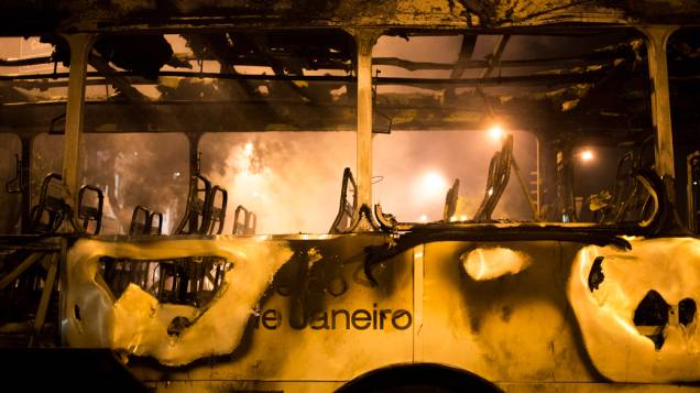 Ônibus destruído durante protesto no Rio de Janeiro