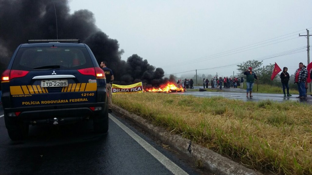 Manifestantes contra o impeachment da presidente Dilma Rousseff bloqueiam estradas rodoviárias federais no Rio Grande do Sul, nesta terça-feira