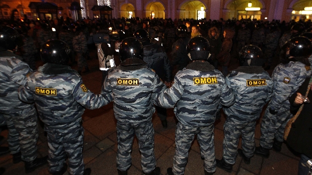 Policiais formam cordão de isolamento para impedir protesto na Rússia