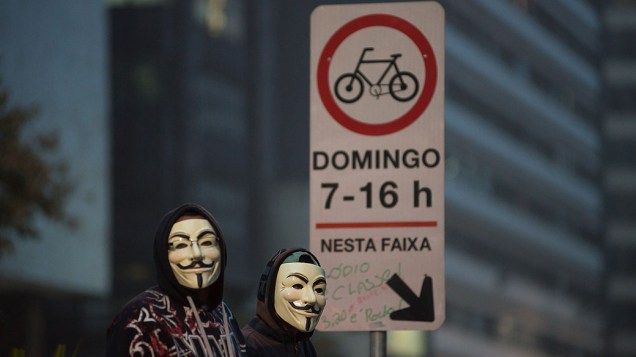 Manifestantes com mascara do V inspirada no rosto do inglês Guy Fawkes, na avenida Paulista em São Paulo