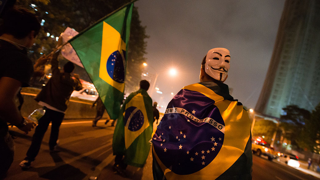 São Paulo - Manifestantes fazem protesto na Avenida Paulista