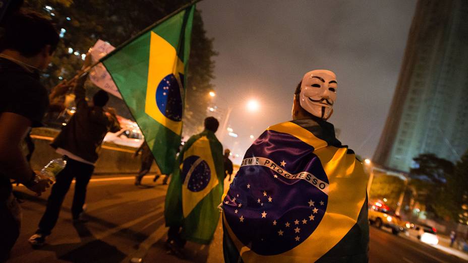 São Paulo - Manifestantes fazem protesto na Avenida Paulista