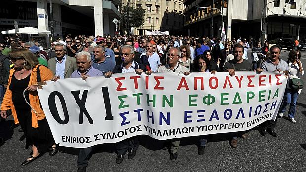 Manifestantes marcham diante do Ministério das Finanças, na capital Atenas, nesta quarta
