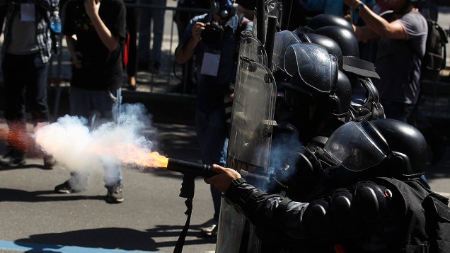 Rio de Janeiro - Manifestantes entram em confronto com a polícia durante o desfile de 7 de Setembro