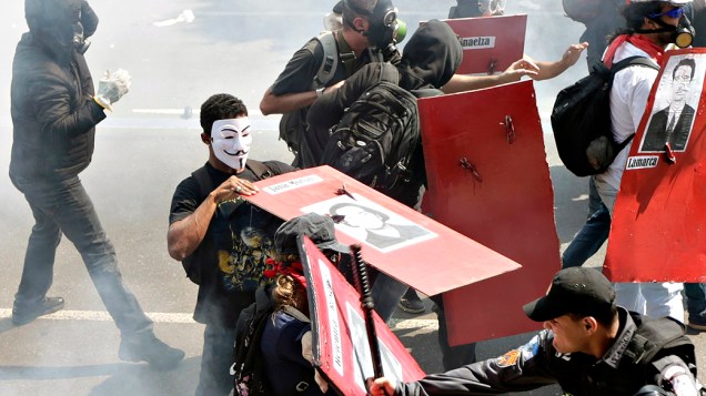 Rio de Janeiro - Manifestantes entram em confronto com a polícia durante o desfile de 7 de Setembro