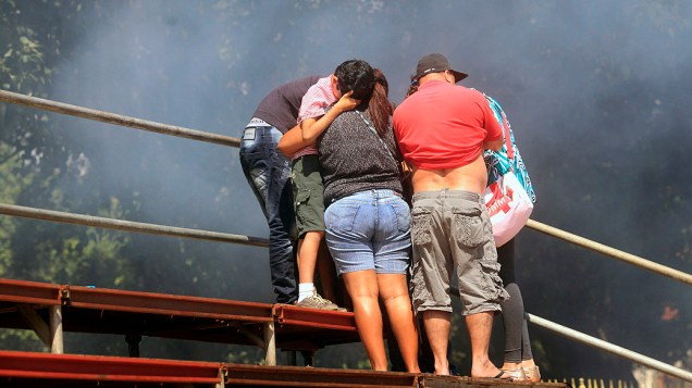 Rio de Janeiro - Família tenta se proteger da fumaça durante confronto entre manifestantes e policiais