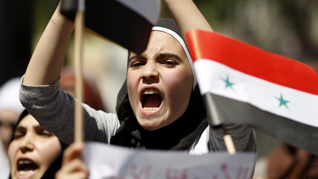 Mulher protesta em Istambul, em frente ao consulado sírio, contra o governo do ditador Bashar al-Assad