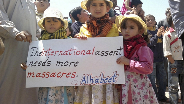 Crianças participam de protesto contra o ditador Bashar Assad na Síria