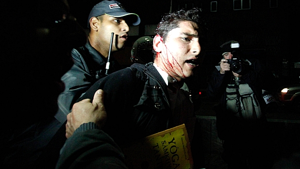 PM segura manifestante ferido em protesto contra o mensalão em SP