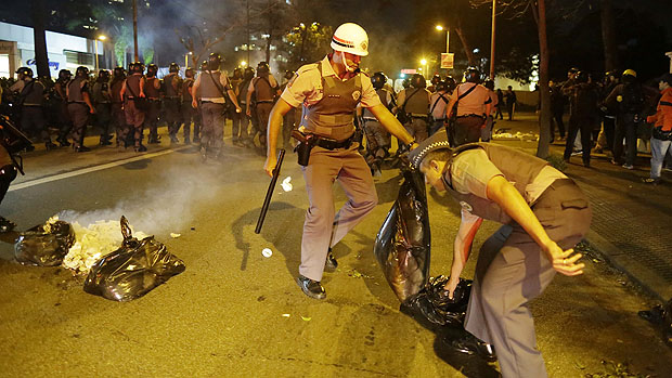Policiais desobstruem barricada criada por manifestantes na Avenida Reboucas durante protesto pedindo a saida do governador de Sao Paulo Geraldo Alckmin