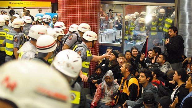 Polícia bloqueou entrada de estação de metrô após confusão durante protesto em SP