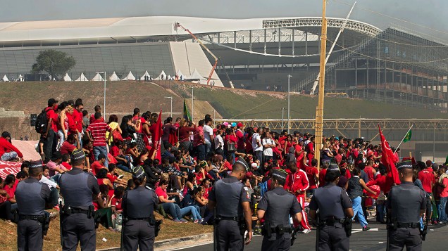 Sem-teto que vivem no acampamento da Copa do Povo, em Itaquera (zona leste), fazem manifestação nas proximidades do estádio Itaquerão, em São Paulo, nesta quinta-feira (15)