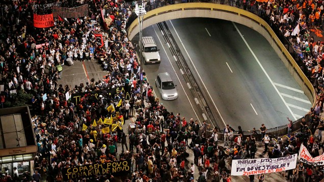 Manifestantes se concentram na Praça do Ciclista, na Avenida Paulista, centro de São Paulo, no final da tarde desta quinta-feira, para ato contra a realização da Copa do Mundo