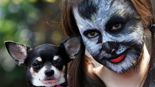 Manifestante pinta o rosto para protestar contra mercado de carne de cachorro na Tailândia