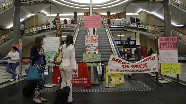 Aeroportuarios e aeroviarios juntamente com entidades sindicais realizam ato no aeroporto de Congonhas em protesto contra demissoes de funcionarios da TAM