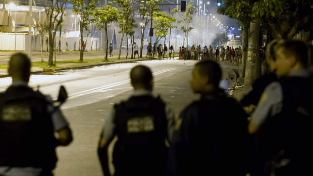 Moradores do Complexo de Manguinhos fecharam a Avenida Leopoldo Bulhões durante protesto na madrugada desta quinta-feira