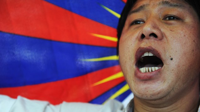  <br><br>  Homem grita com uma bandeira tibetana, contra a intervenção chinesa no Tibete em manifestação realizada Nova Délhi, Índia<br><br>  