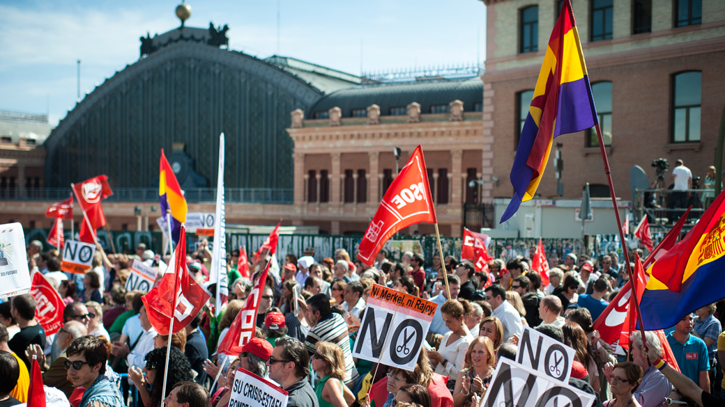 Membros e simpatizantes da União dos Trabalhadores CCOO e da União Geral dos Trabalhadores (UGT) participam de um protesto organizado por sindicatos contra as políticas do governo espanhol de austeridade na Praça de Atocha, no centro de Madri