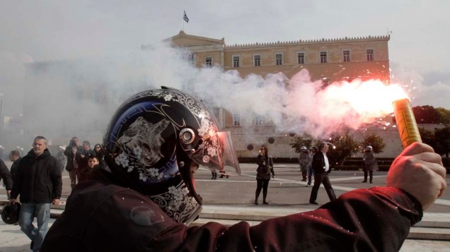 Protestos na frente do parlamento na cidade de Atenas. Funcionários do transporte público reivindicam melhorias e reformas no setor