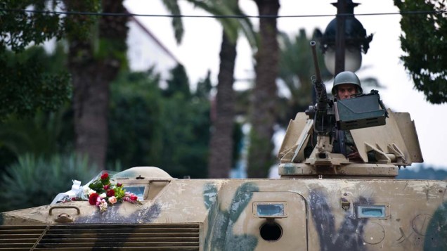 Em Tunis, tanque do exército durante protesto contra o governo da Tunísia –  18/01/2011