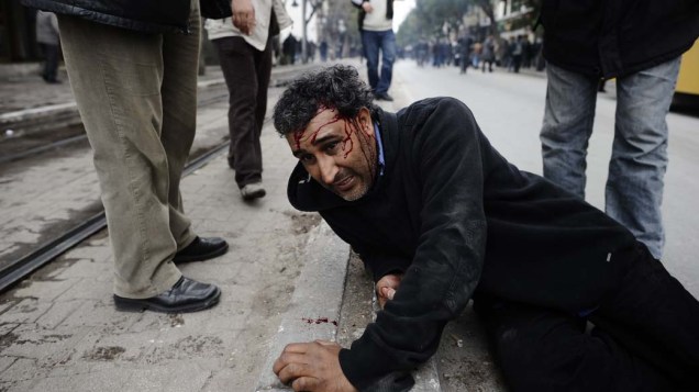 Em Tunis, manifestante ferido durante protesto contra o governo da Tunísia –  18/01/2011