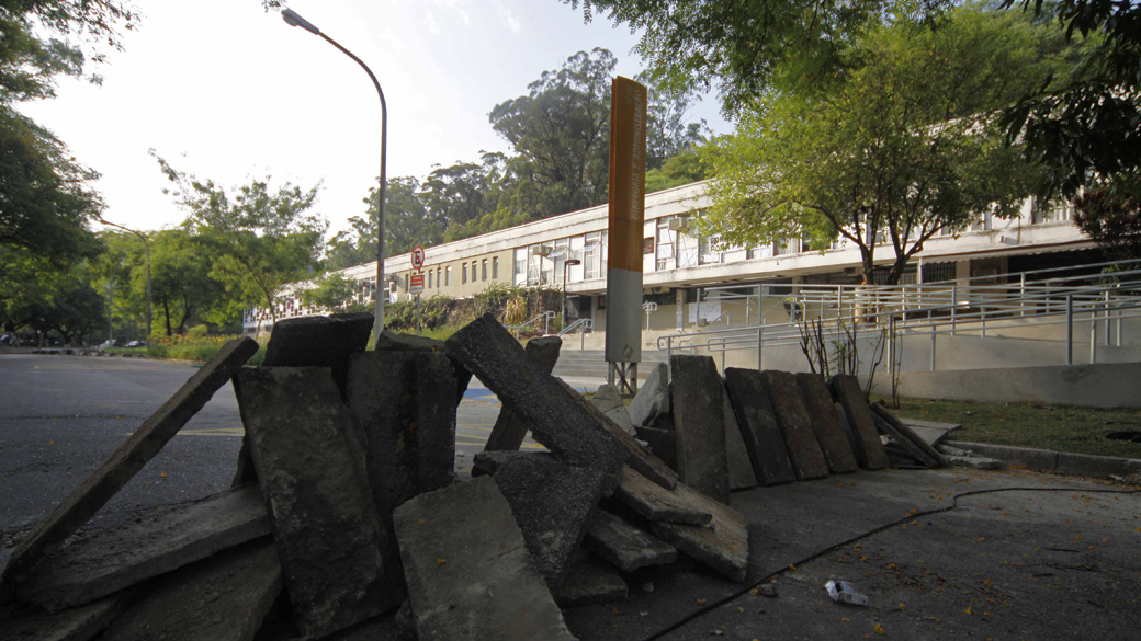 Protesto de estudantes da USP após três alunos serem presos por fumarem maconha