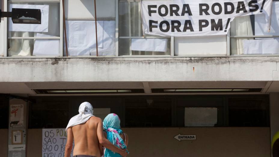 Estudantes ocupam o prédio da FFLCH (Faculdade de Filosofia, Letras e Ciências Humanas) após confronto com a Polícia Militar na noite desta quinta-feira