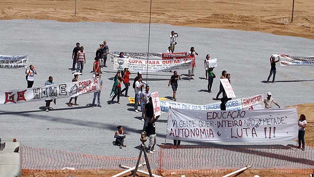Funcionários dos Correios e professores estaduais protestam na Arena Pantanal