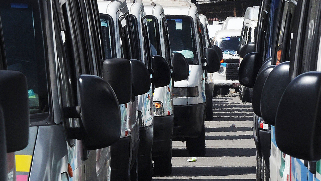 Moradores da zona oeste dependem do transporte das vans