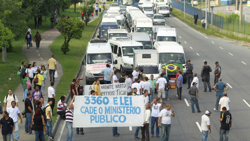 Protesto de motoristas de vans na Barra da Tijuca dá um nó no trânsito da região