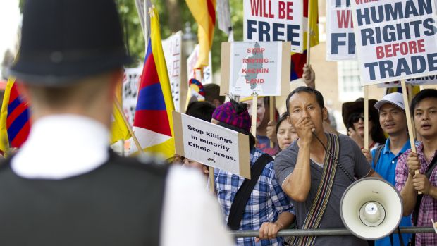 Em frente ao prédio no qual o premiê discursou, grupos de ativistas tibetanos fizeram um protesto contra o domínio de Pequim sobre sua região