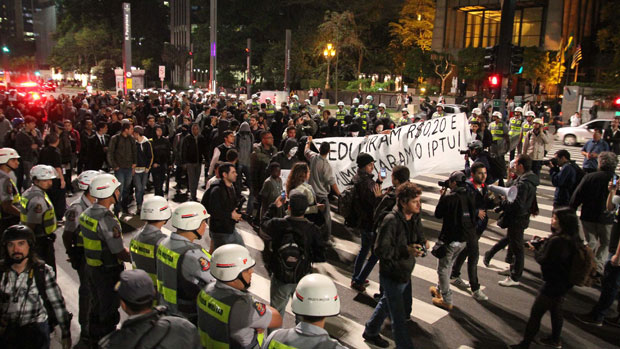 Manifestantes contra o aumento do IPTU bloqueiam a avenida Paulista no sentido Paraíso