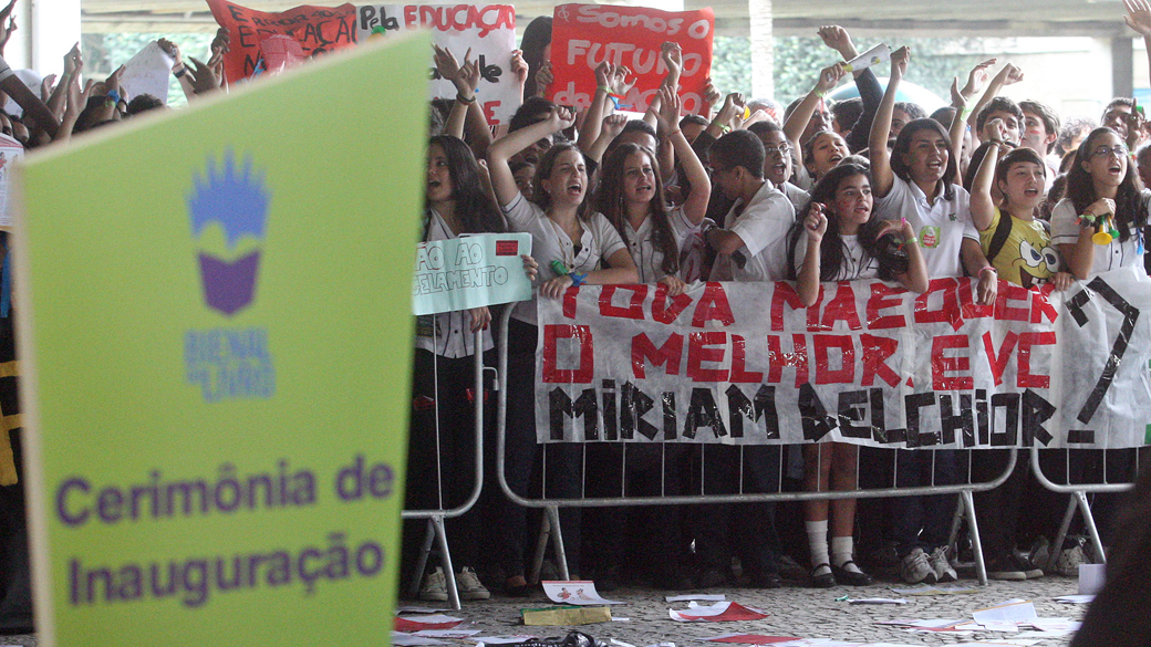 Alunos e professores do Colégio Pedro II e da UFRJ protestam em frente a XV Bienal do Livro, no Rio de Janeiro