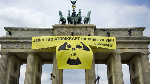 Ativistas do Greenpeace protestam em frente ao portão de Brandenburgo, em Berlim. No cartaz, os dizeres: “Cada dia com energia nuclear é demais”