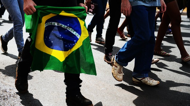 PM usa bombas de gás e cães contra manifestantes do Black Bloc, quando tentavam chegar ao estádio Mané Guarrincha, em Brasília