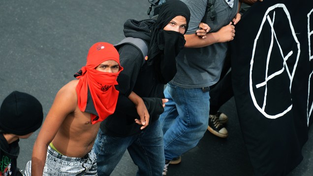 PM usa bombas de gás e cães contra manifestantes do Black Bloc, quando tentavam chegar ao estádio Mané Guarrincha, em Brasília