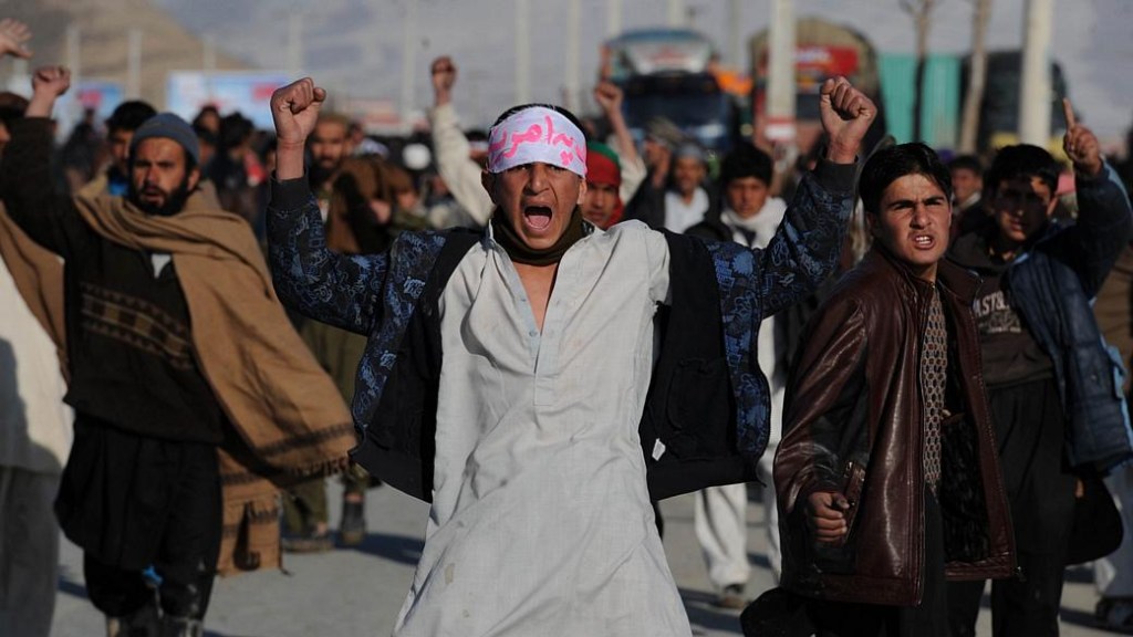 No Afeganistão, milhares protestam contra a queima de cópias do Corão por saldados dos Estados Unidos (24/02/2012)