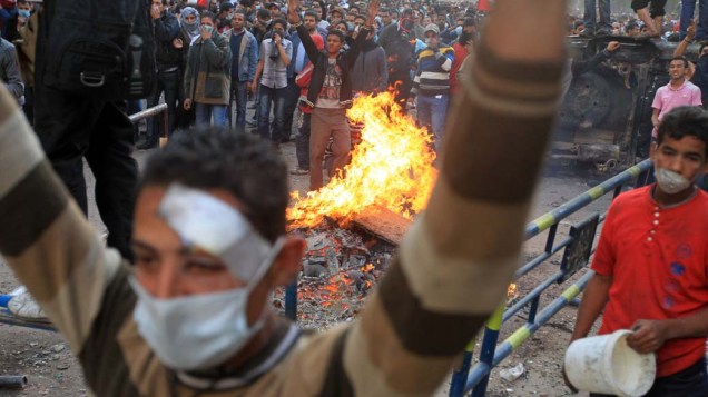 Manifestantes lutam pelo fim do poder militar durante o terceiro dia de confrontos na Praça Tahrir no Cairo, no Egito