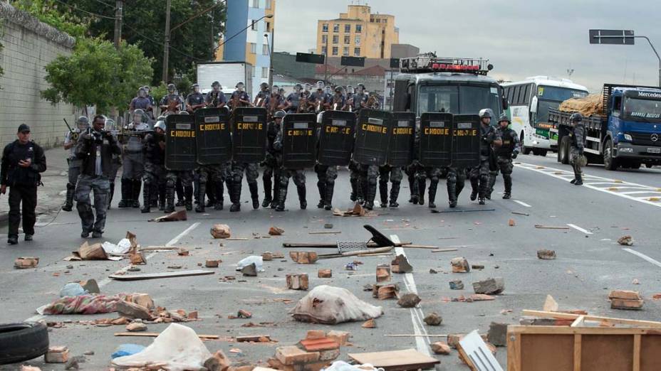 Policiais durante manifestação de camelôs no centro de São Paulo